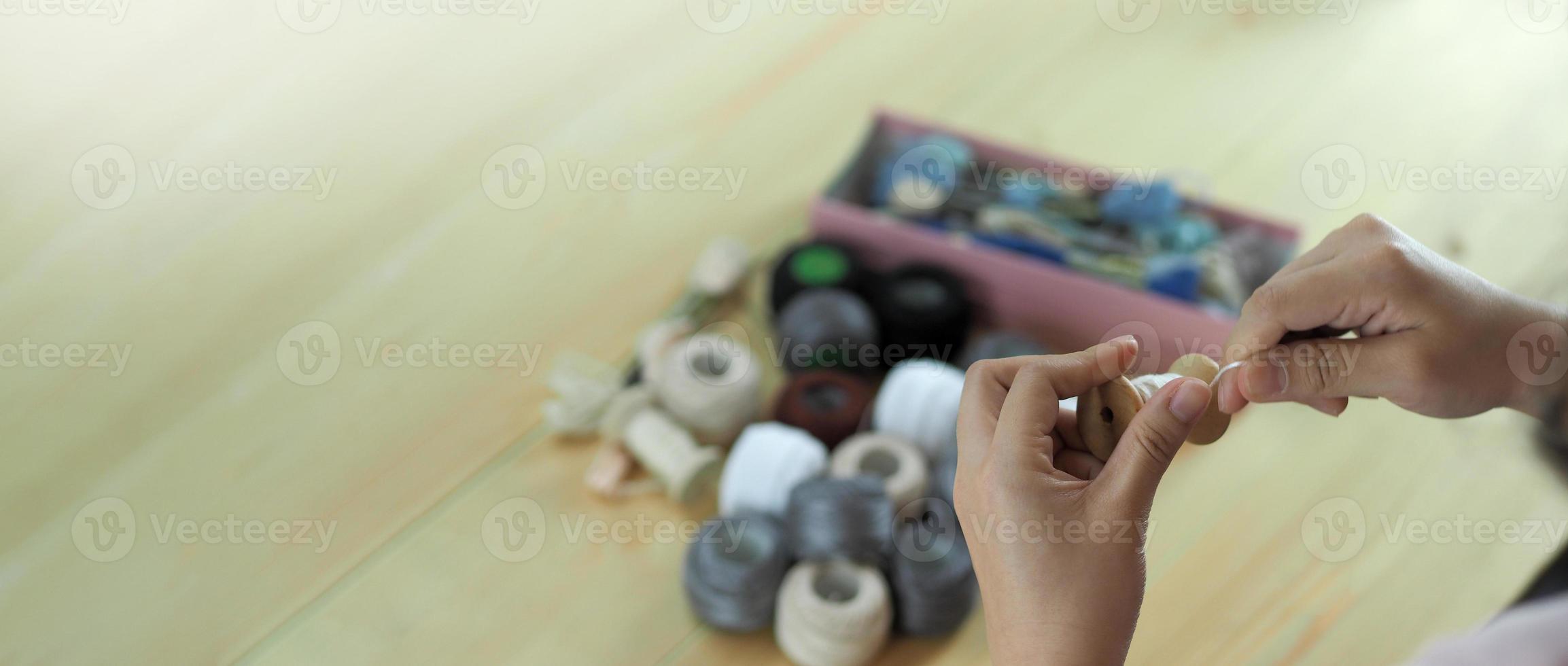 broder la couture à la main de la femme. travail artisanal et mains féminines. photo