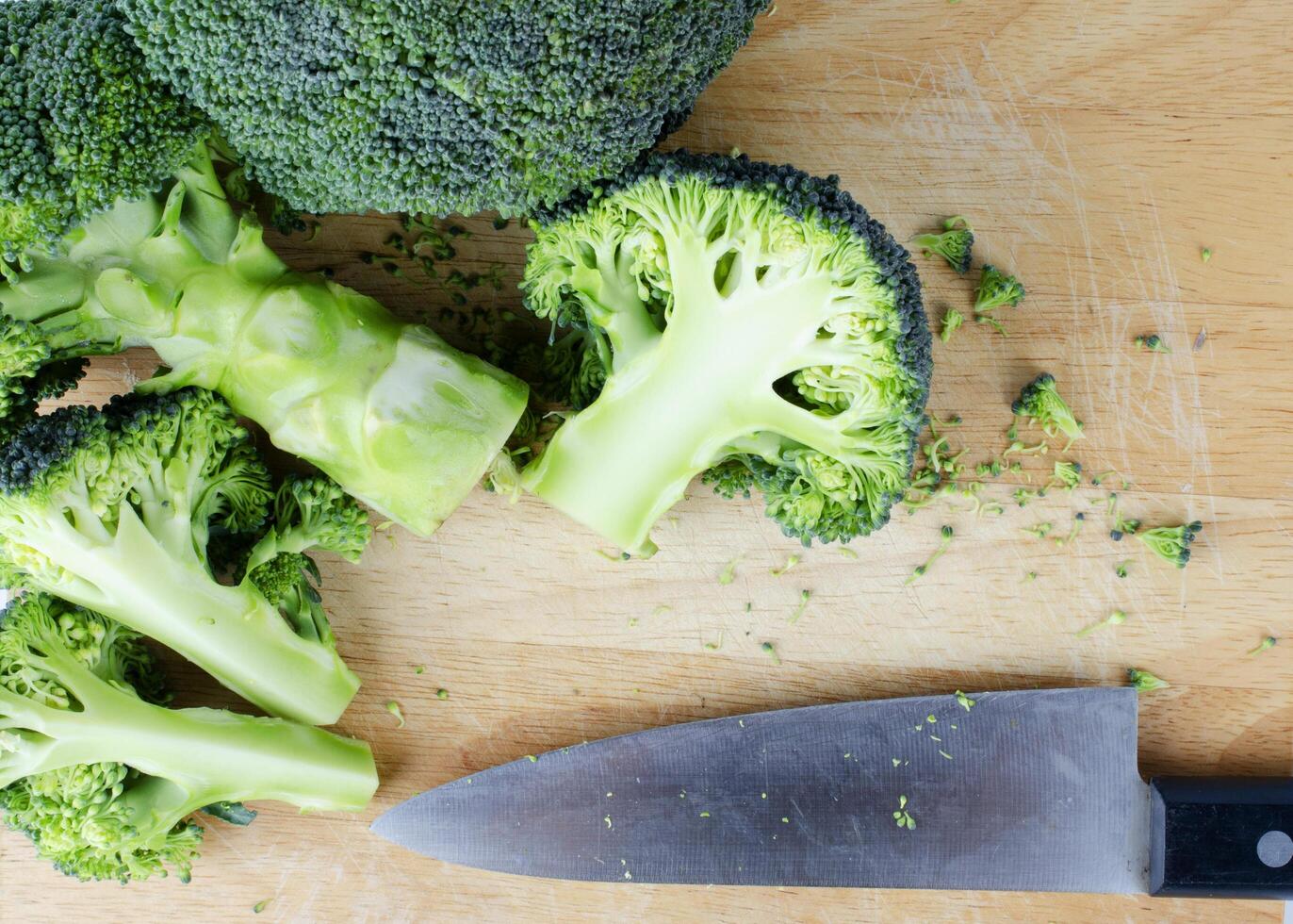 brocoli tranché sur une planche à découper en bois photo