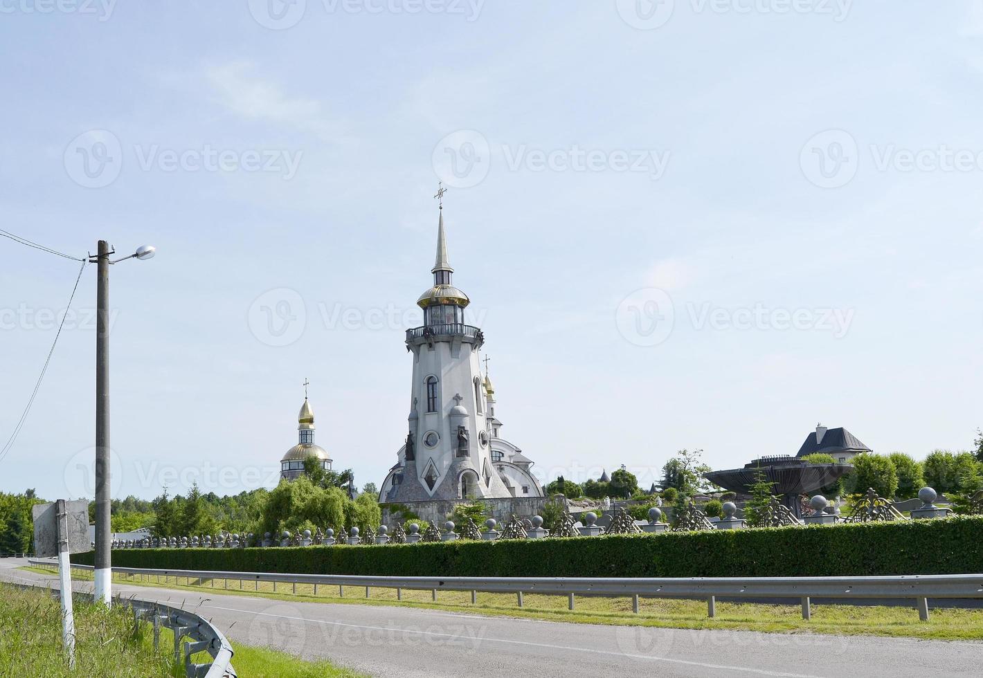 tour d'une église chrétienne photo