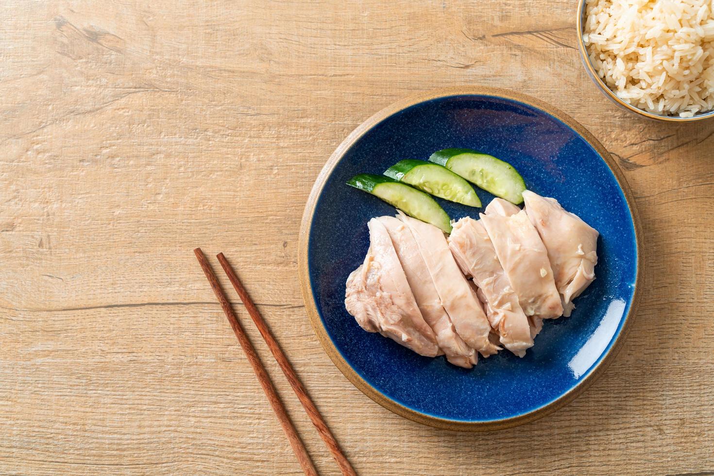 riz au poulet hainanais ou riz cuit à la vapeur avec soupe au poulet photo