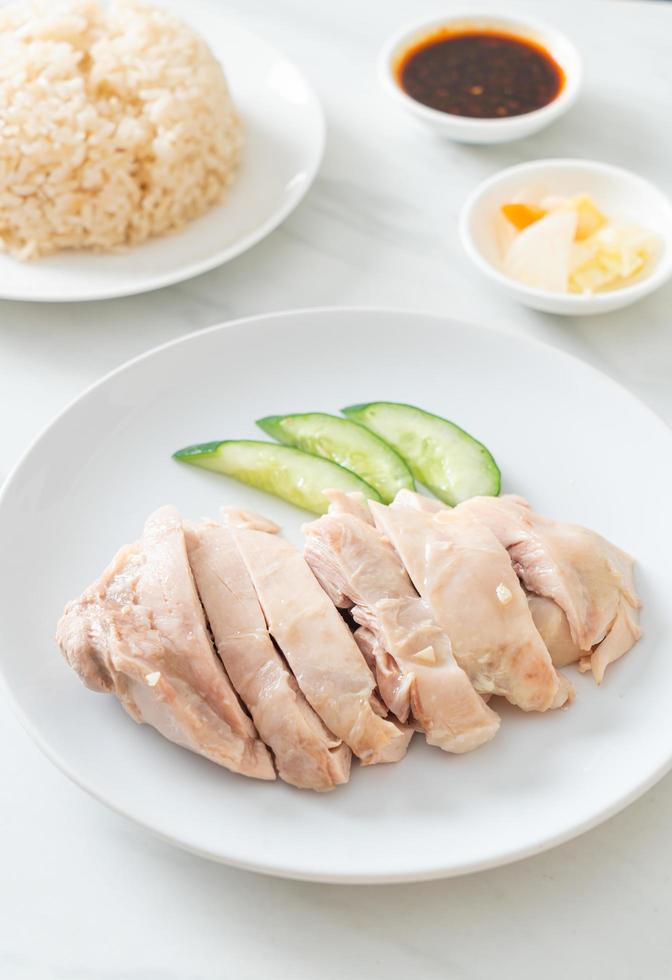 riz au poulet hainanais ou riz cuit à la vapeur avec soupe au poulet photo