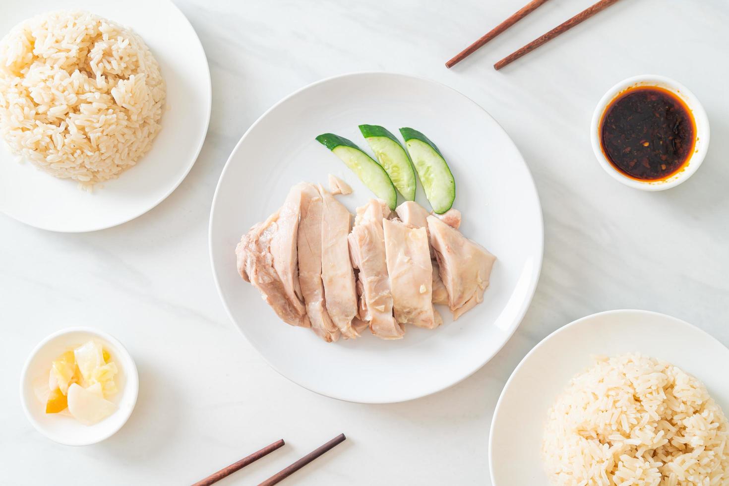 riz au poulet hainanais ou riz cuit à la vapeur avec soupe au poulet photo