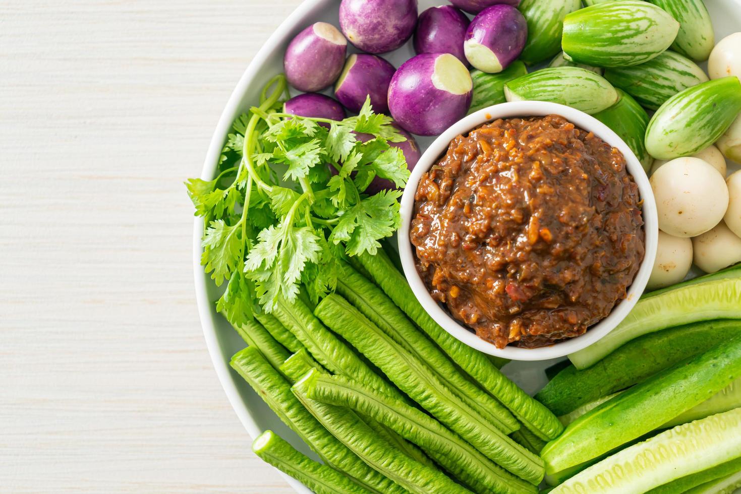 pâte de piment de poisson fermenté avec légumes frais photo