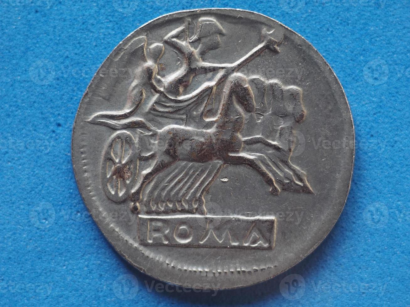 ancienne pièce de monnaie romaine avec chevaux et grand char photo
