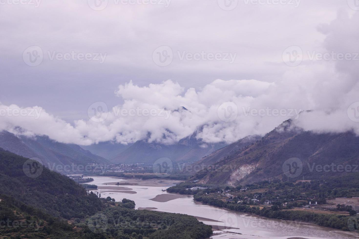 Jour nuageux fleuve yangtze de montagne dans la province du yunnan, chine photo