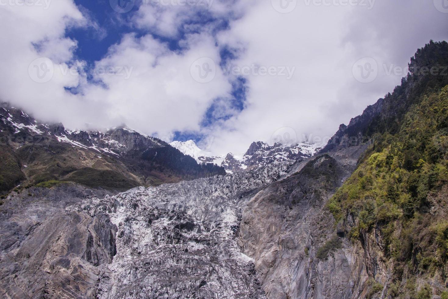 montagne enneigée de meili comme kawa karpo située dans la province du yunnan, chine photo