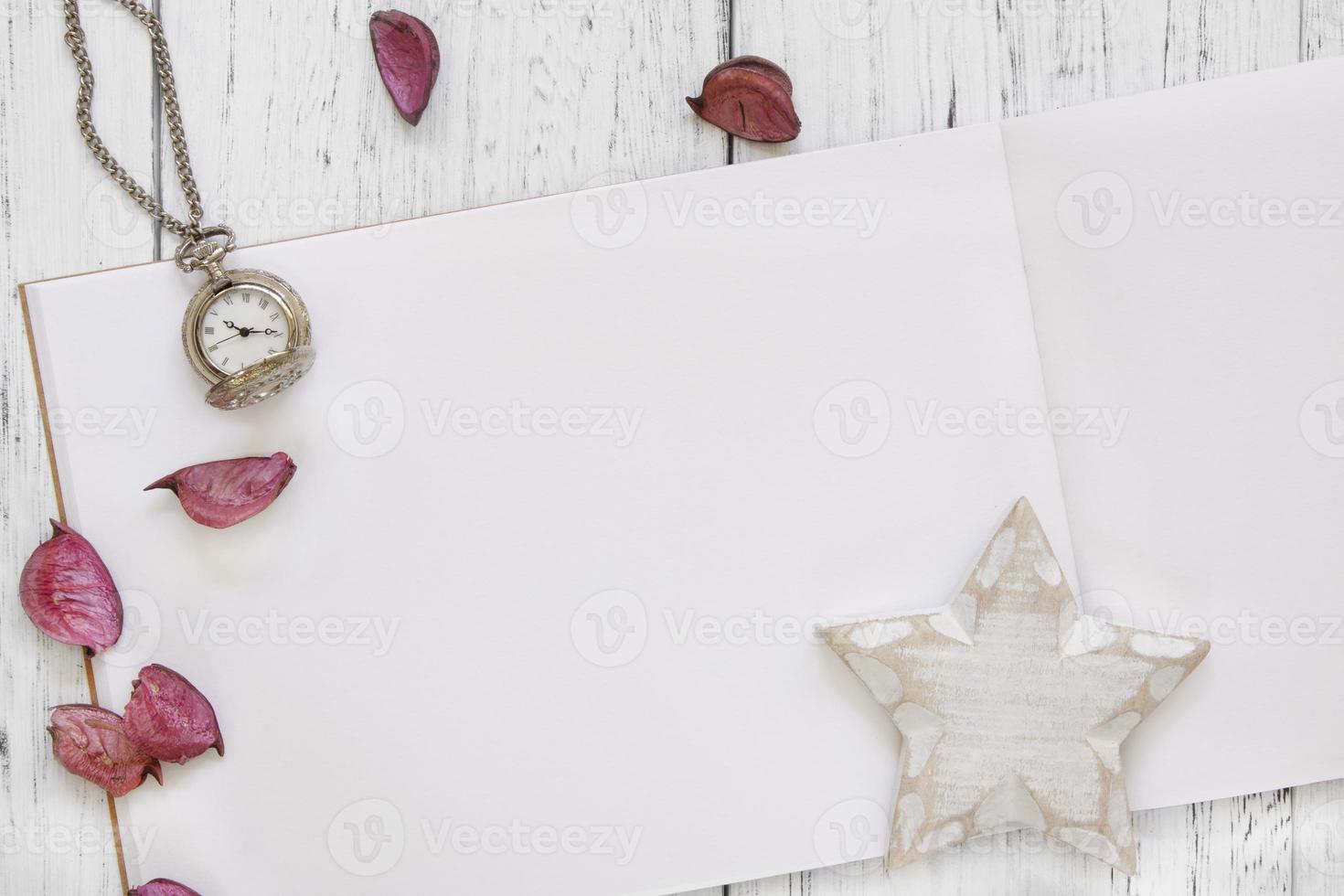 table en bois blanc pétales de fleurs horloge de poche star craft photo