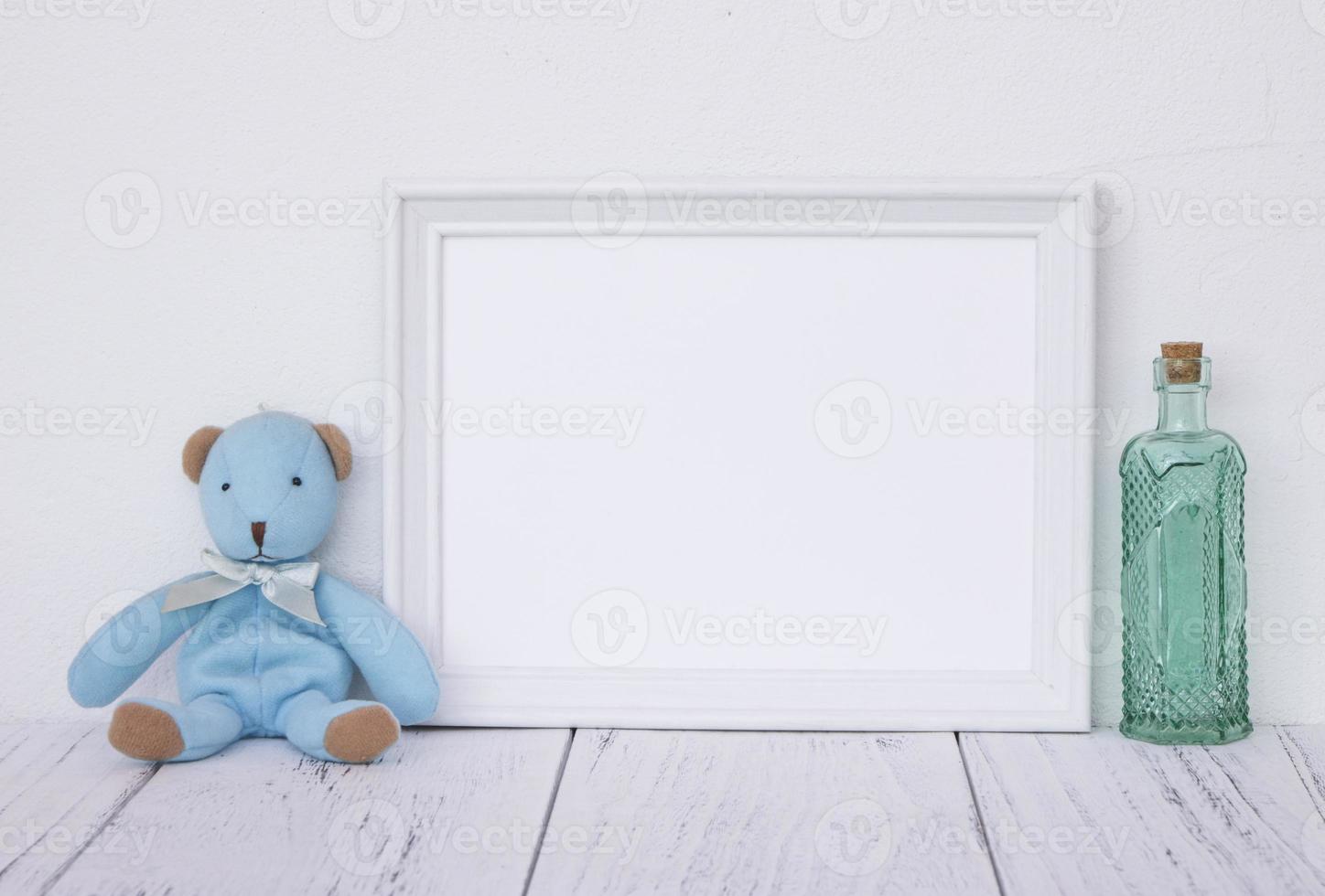 cadre blanc avec bouteille et ours photo