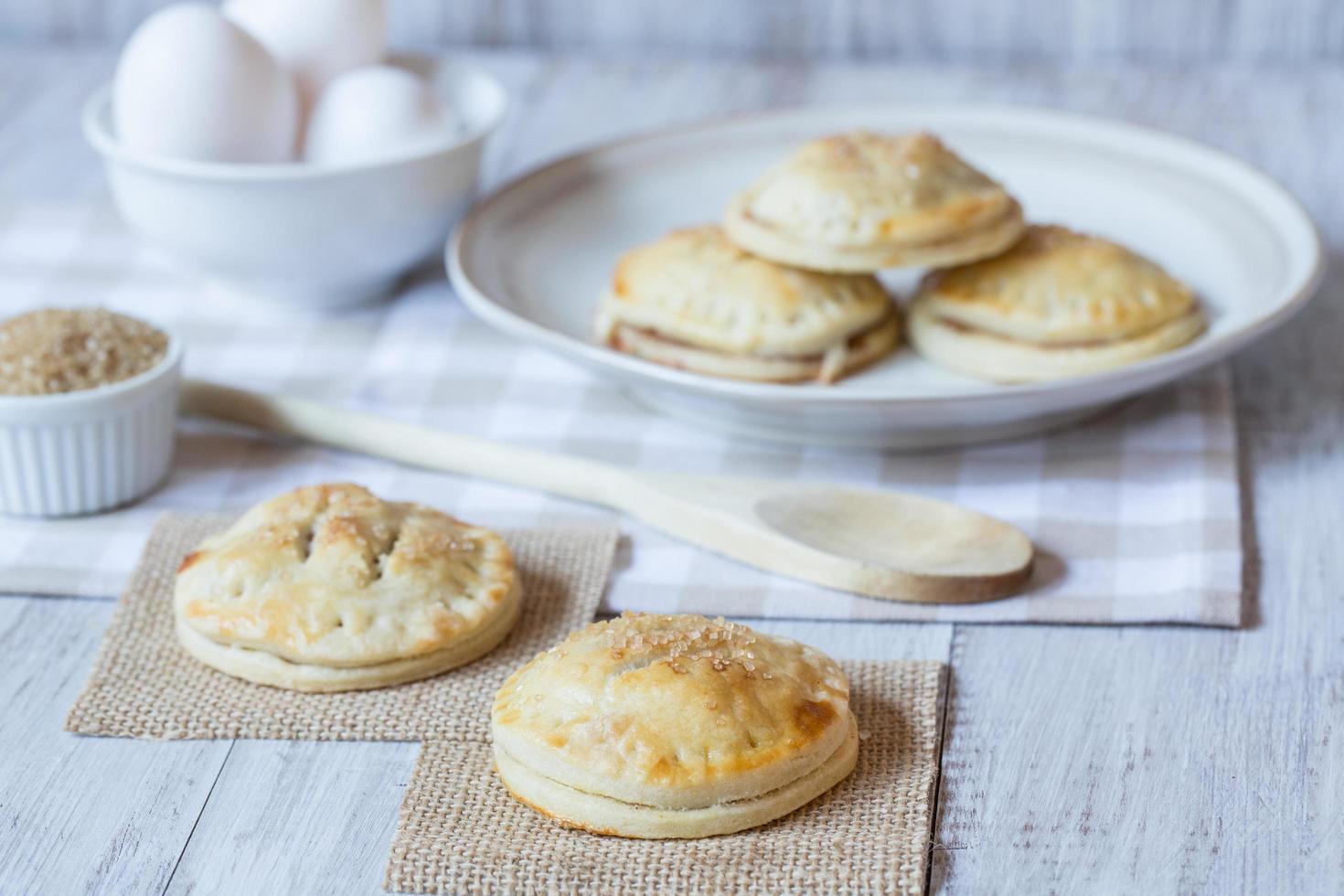 tartes aux pommes avec des œufs et du sucre brut photo