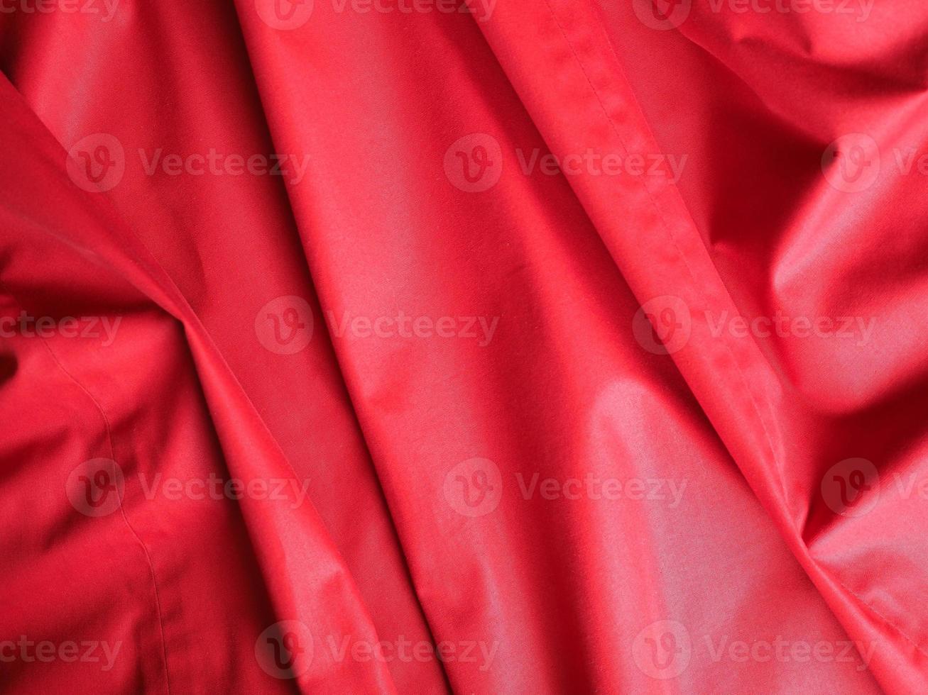 fond de texture de tissu polyester rouge ondulé photo