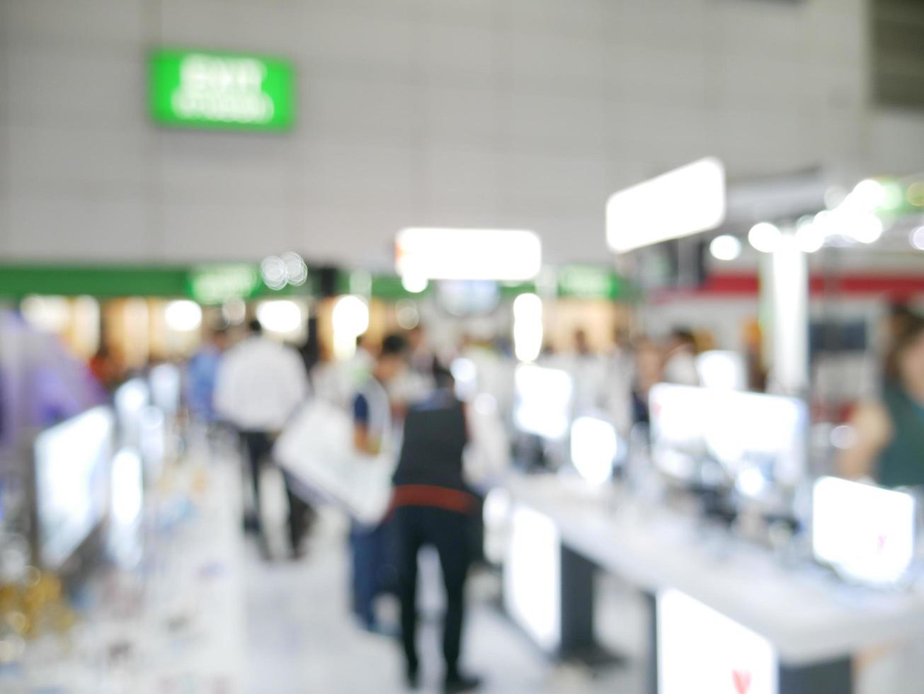 arrière-plan flou de l'exposition avec des gens de la foule photo