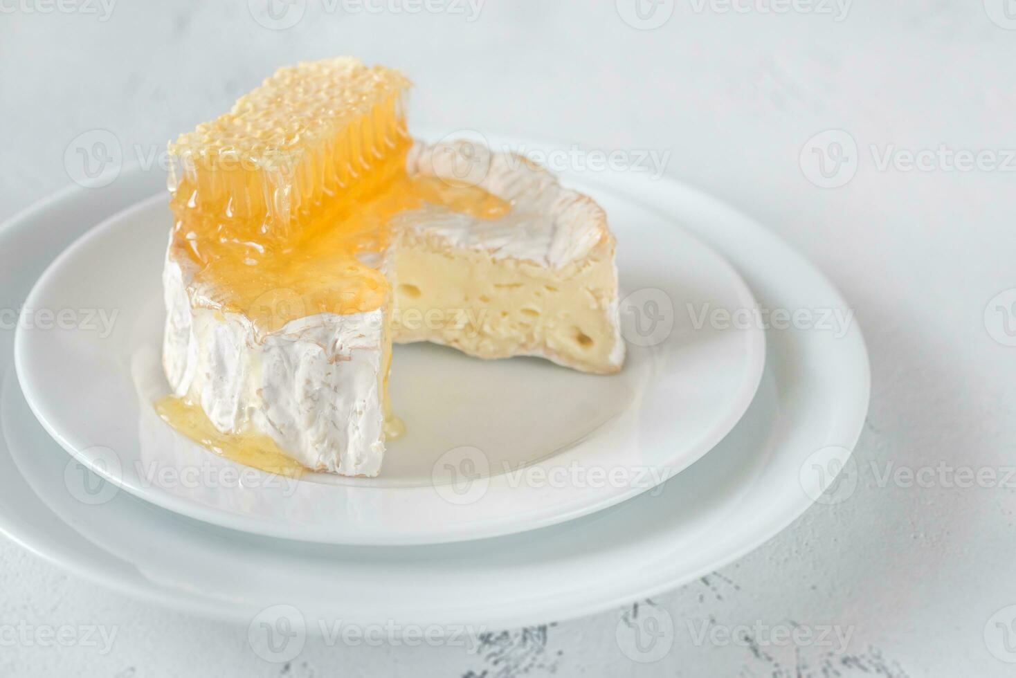 Camembert fromage avec nids d'abeille photo