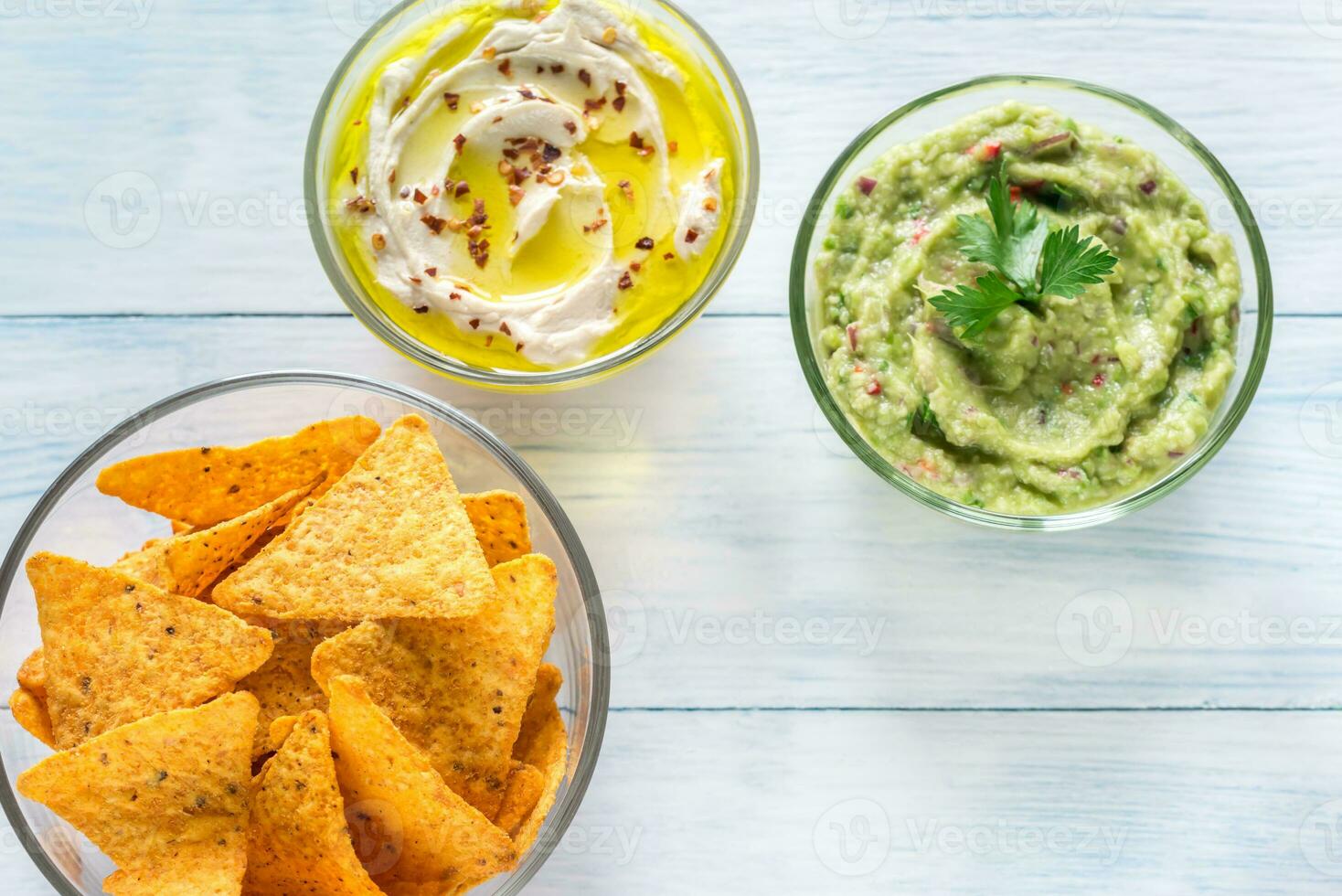 boules de Hoummous et guacamole avec tortilla frites photo