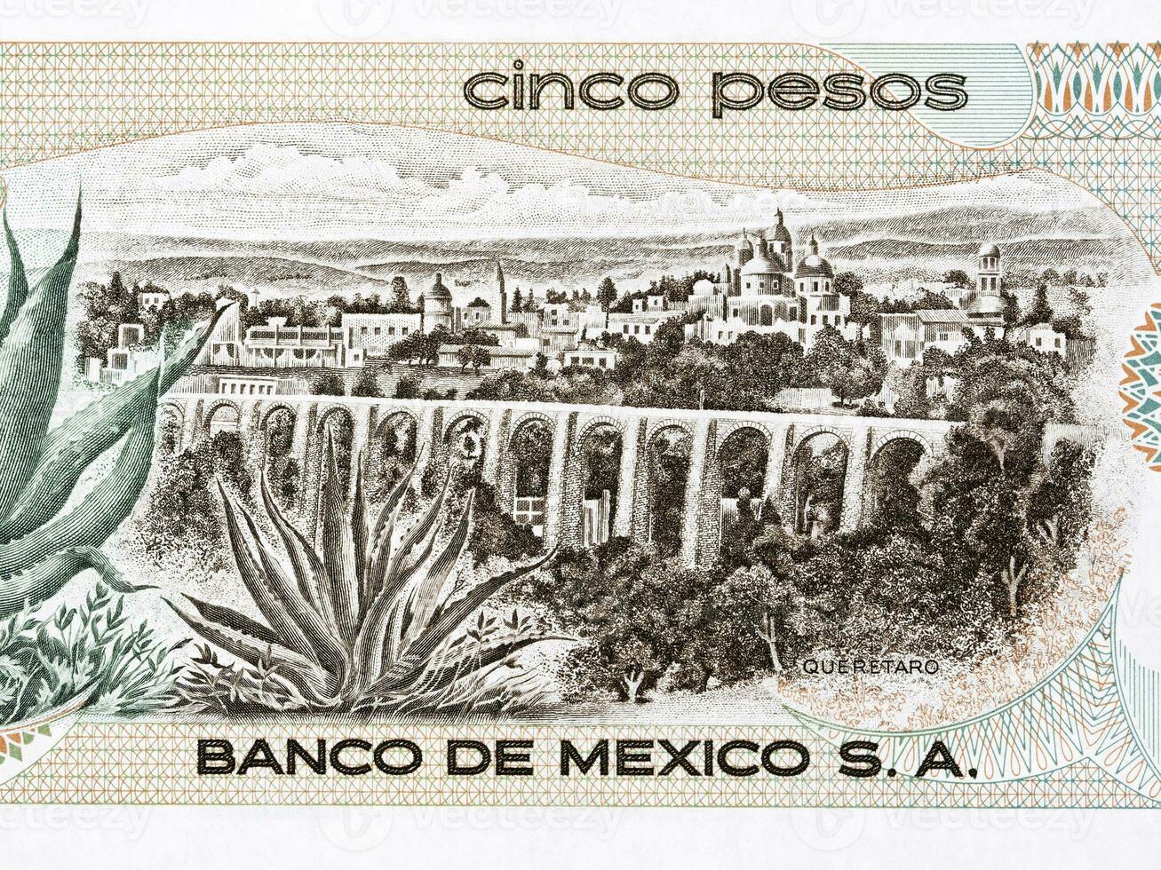 aqueduc et bâtiments dans le Etat de querétaro de vieux mexicain argent photo