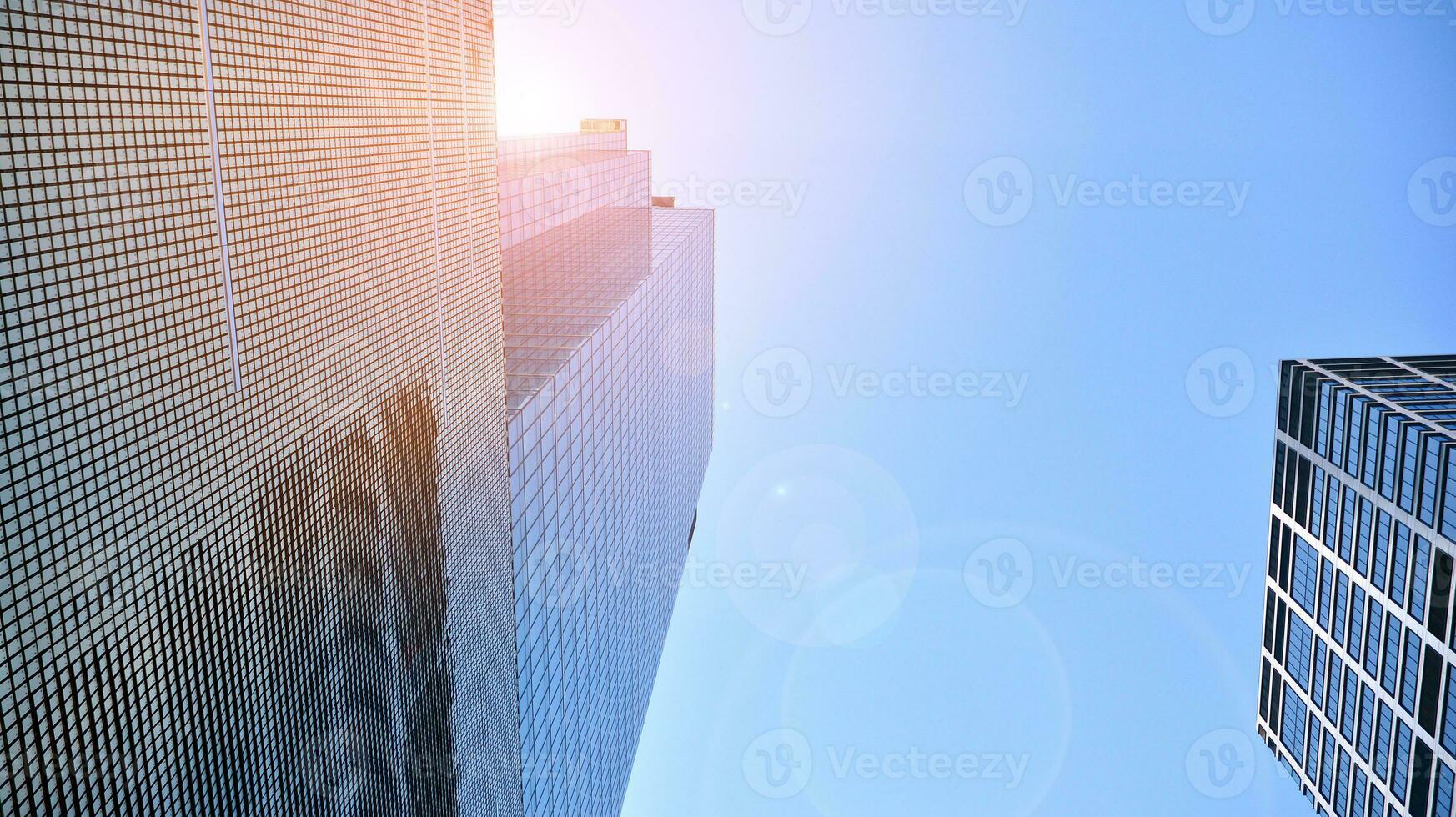 bas vue de moderne grattes ciels dans affaires district contre bleu ciel. à la recherche en haut à affaires bâtiments dans centre ville. photo
