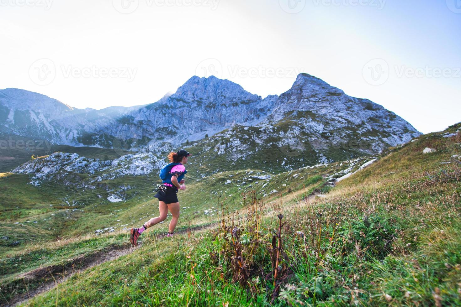 femme de montagne sportive monte en piste pendant l'entraînement d'endurance photo