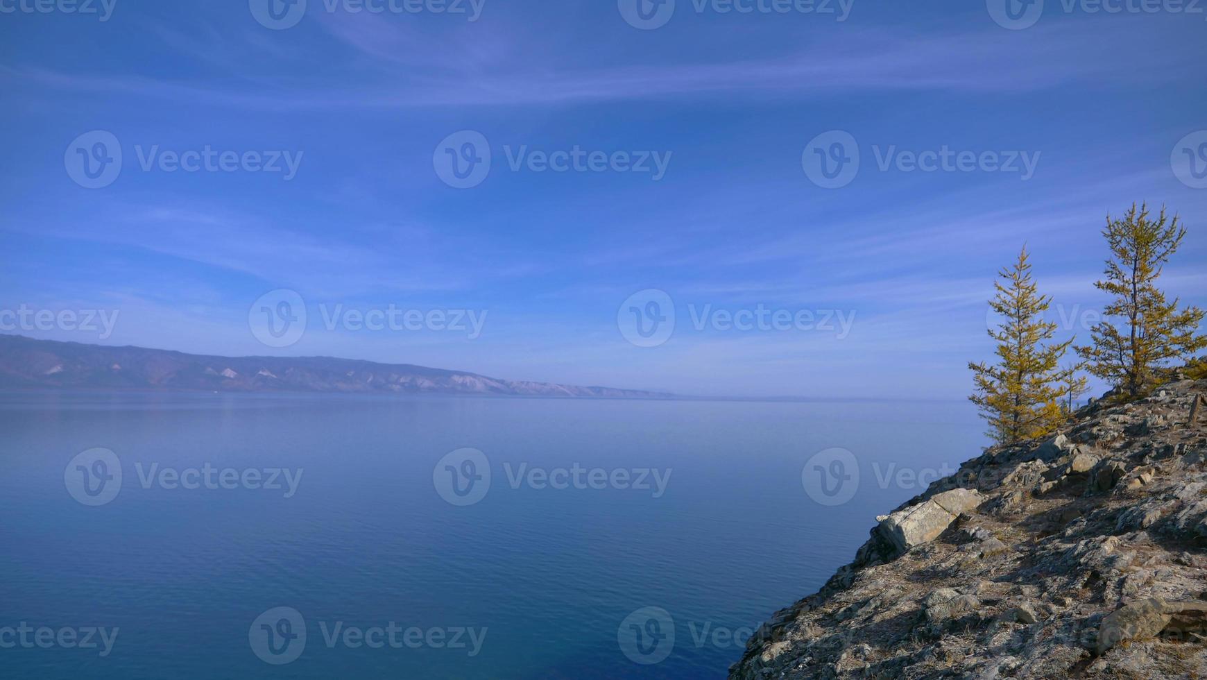 île du lac baïkal olkhon par une journée ensoleillée, irkutsk russie. photo