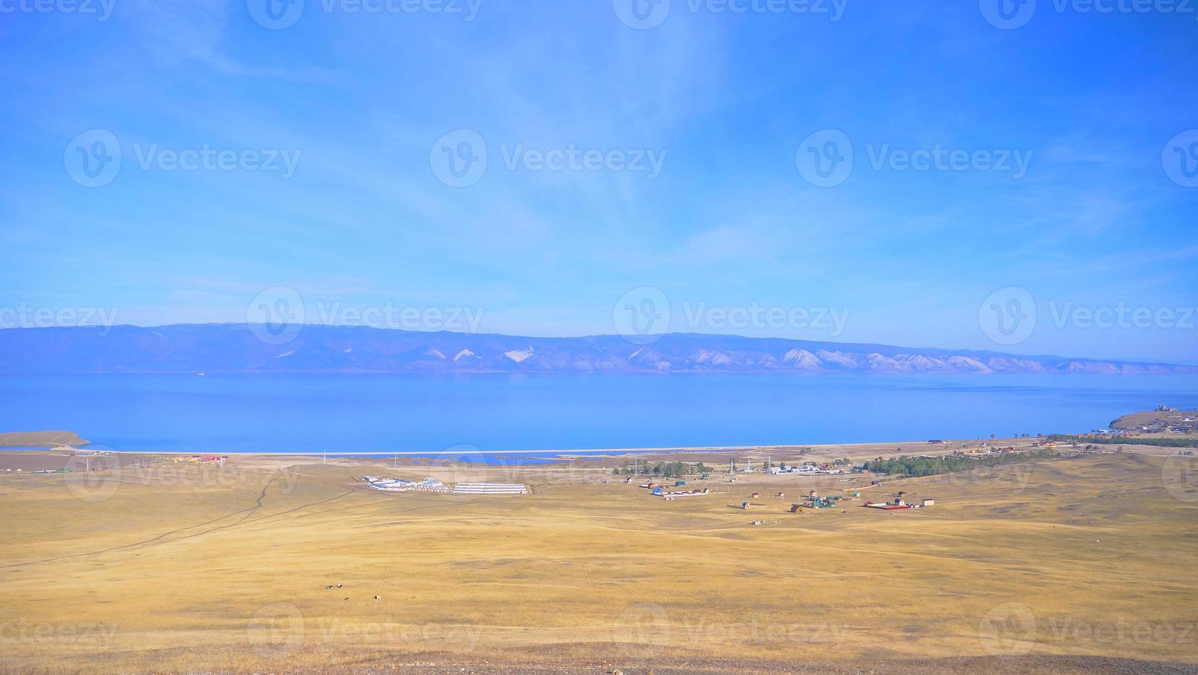 île du lac baïkal olkhon par une journée ensoleillée, irkutsk russie. photo