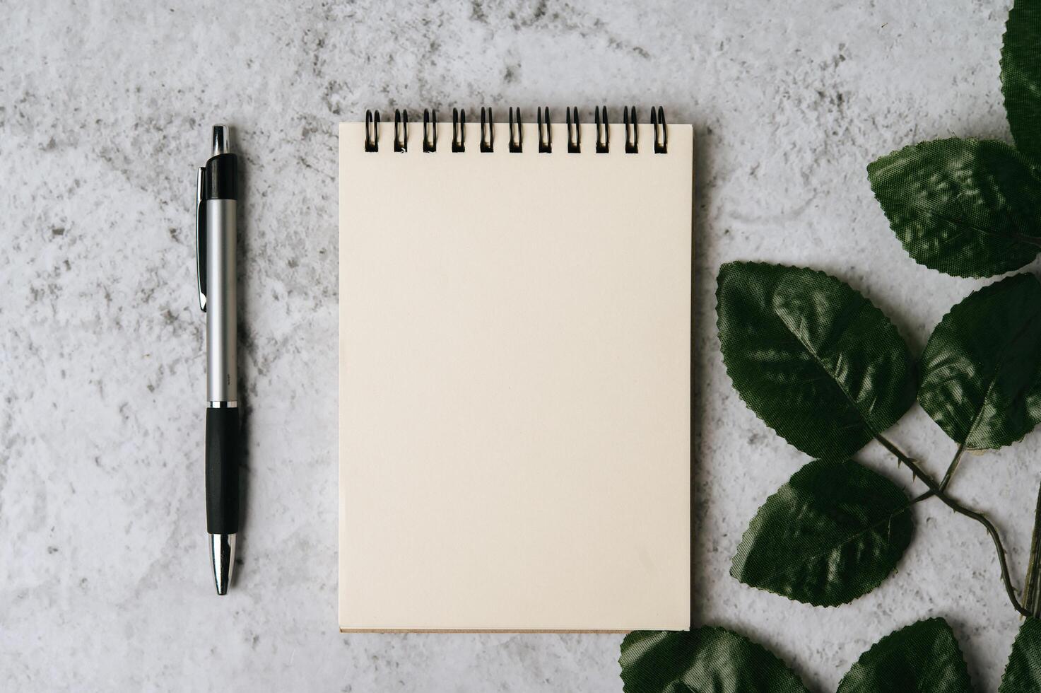 cahier, stylo et feuille est placé sur fond blanc photo