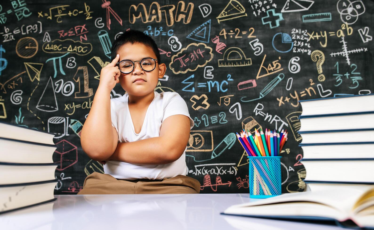 enfant assis et agissant dans la salle de classe photo