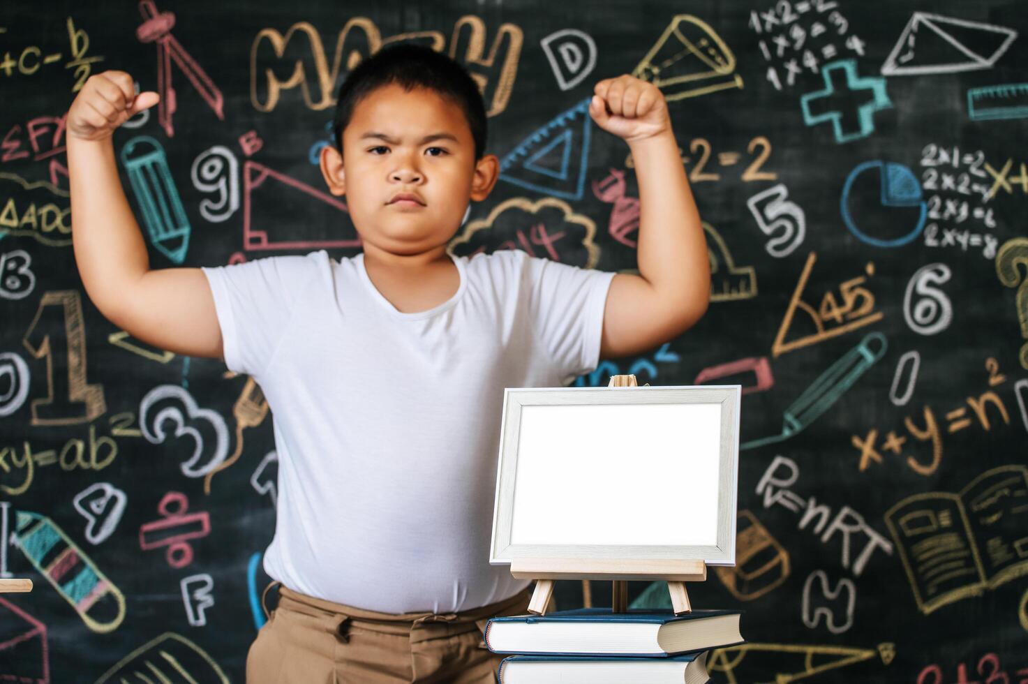 enfant debout et agissant dans la salle de classe photo