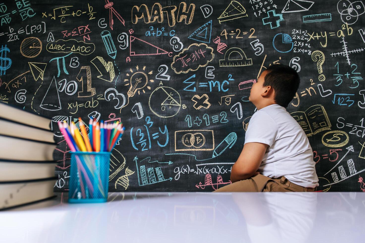 enfant assis et dormant dans la classe photo