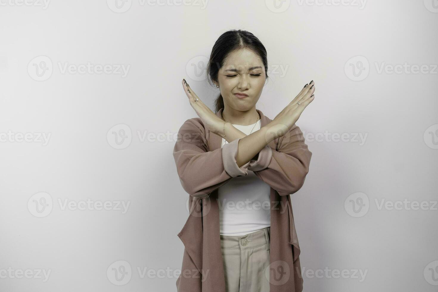 magnifique asiatique femme employé portant cardigan avec main geste pose rejet ou interdiction avec copie espace photo