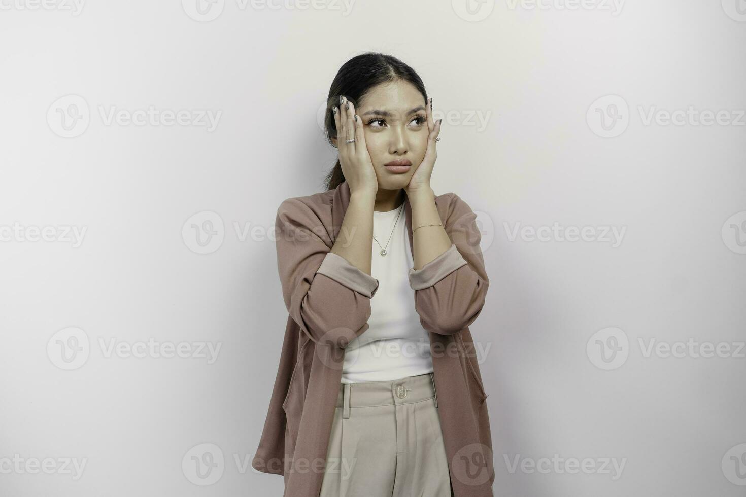 une triste asiatique femme employé porte cardigan, regards stressé et déprimé, isolé blanc Contexte. photo