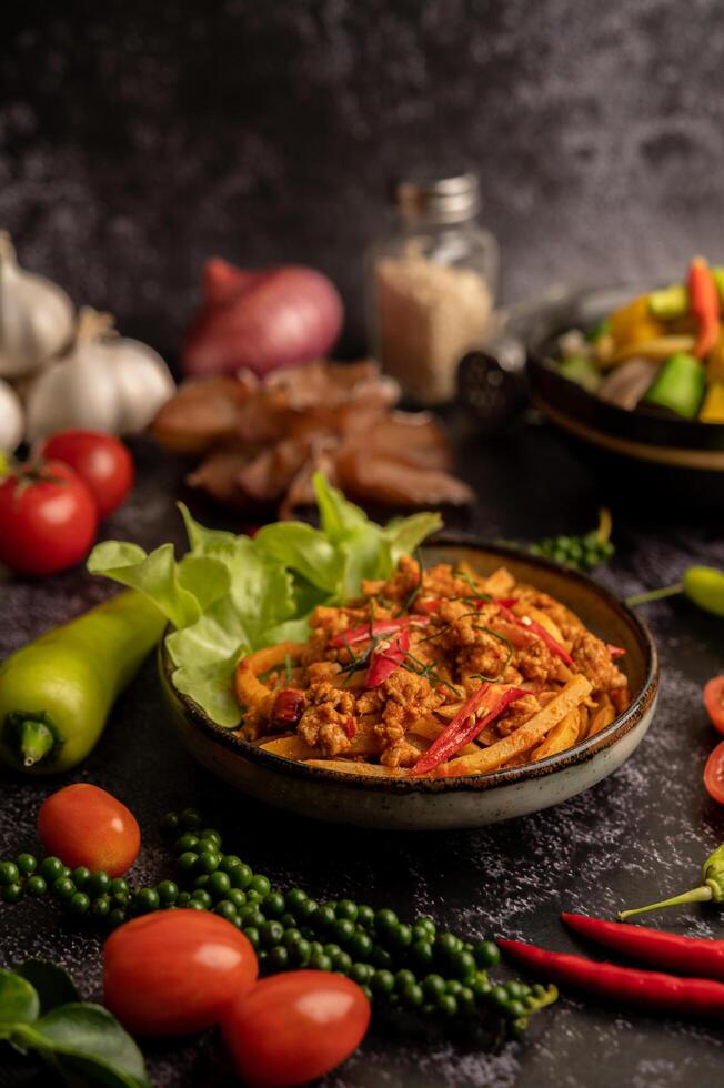 pâte de curry sautée avec pousses de bambou et porc haché. photo