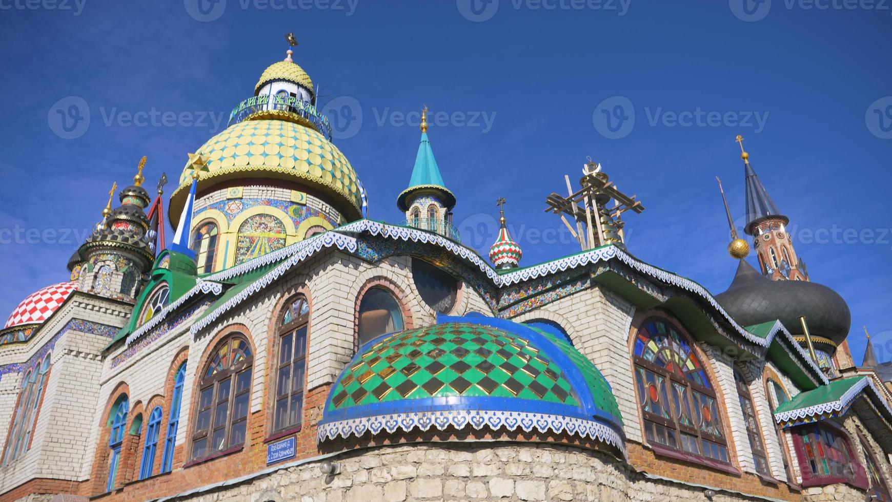 temple de toutes les religions et ciel bleu journée ensoleillée à kazan russie photo