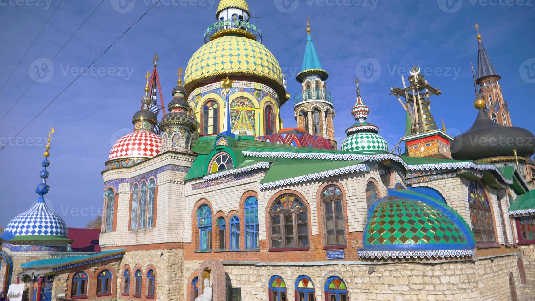 temple de toutes les religions et ciel bleu journée ensoleillée à kazan russie photo