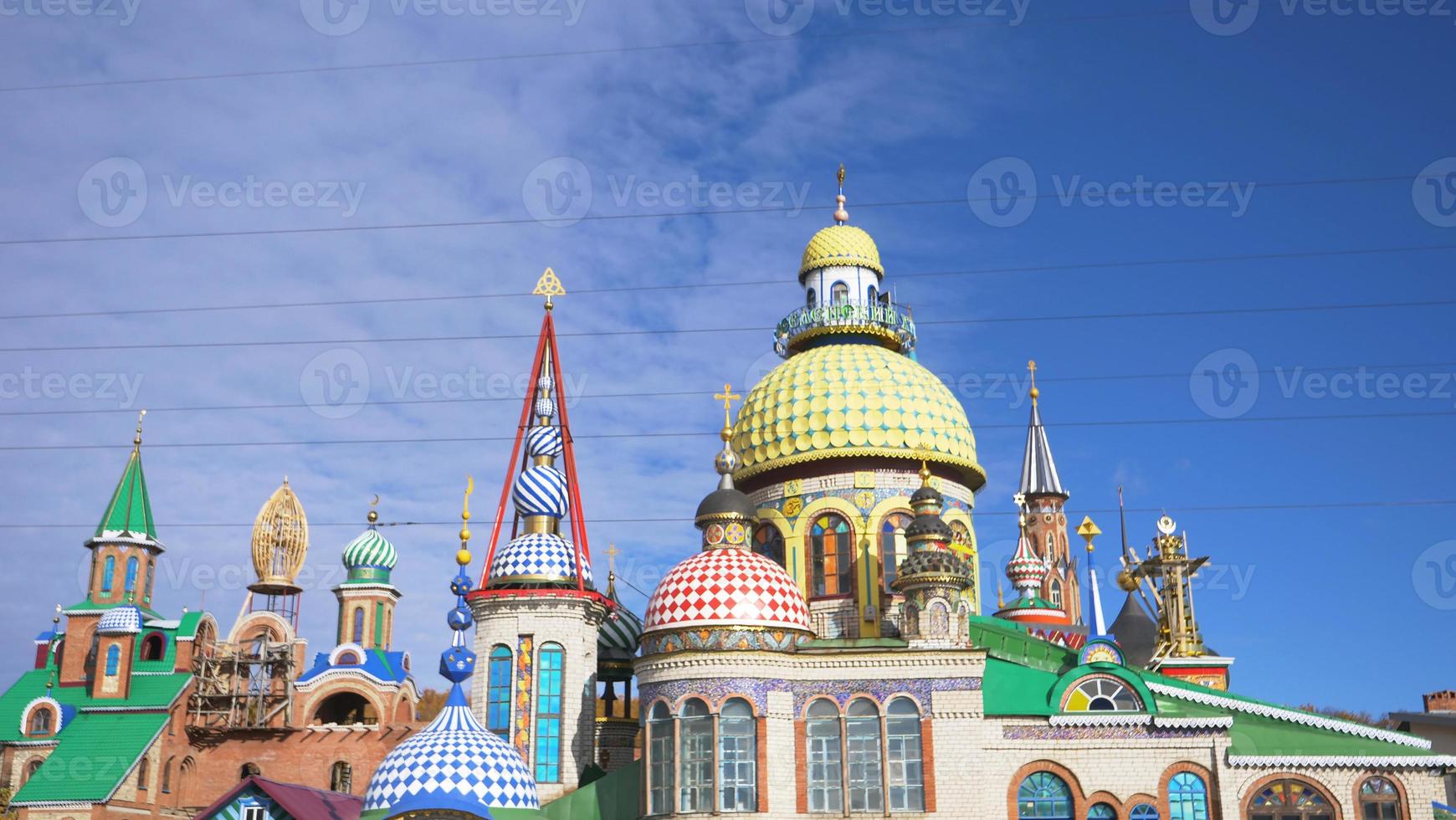 temple de toutes les religions et ciel bleu journée ensoleillée à kazan russie photo