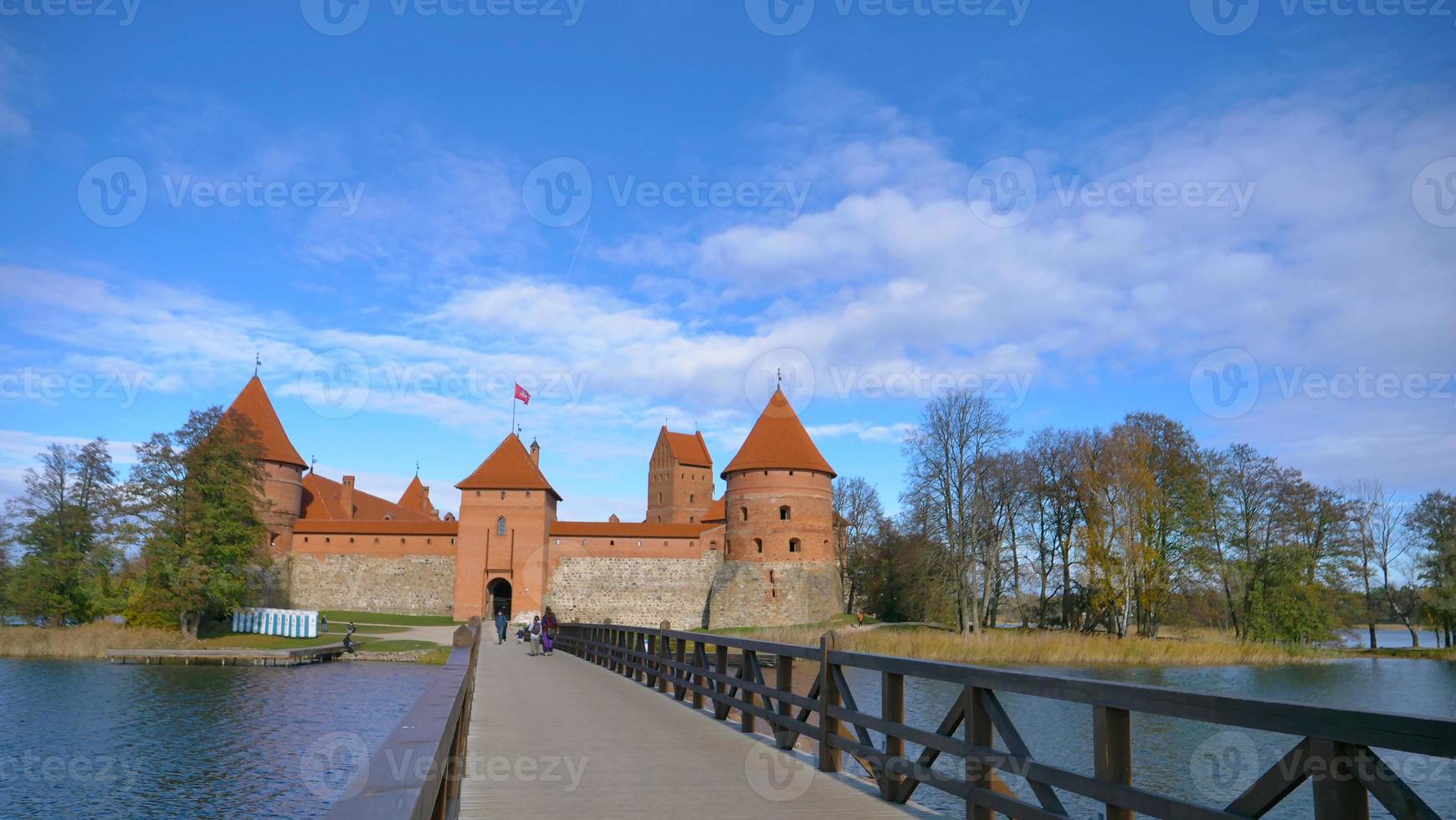 Château de Trakai et pont de bois devant les portes, Lituanie photo