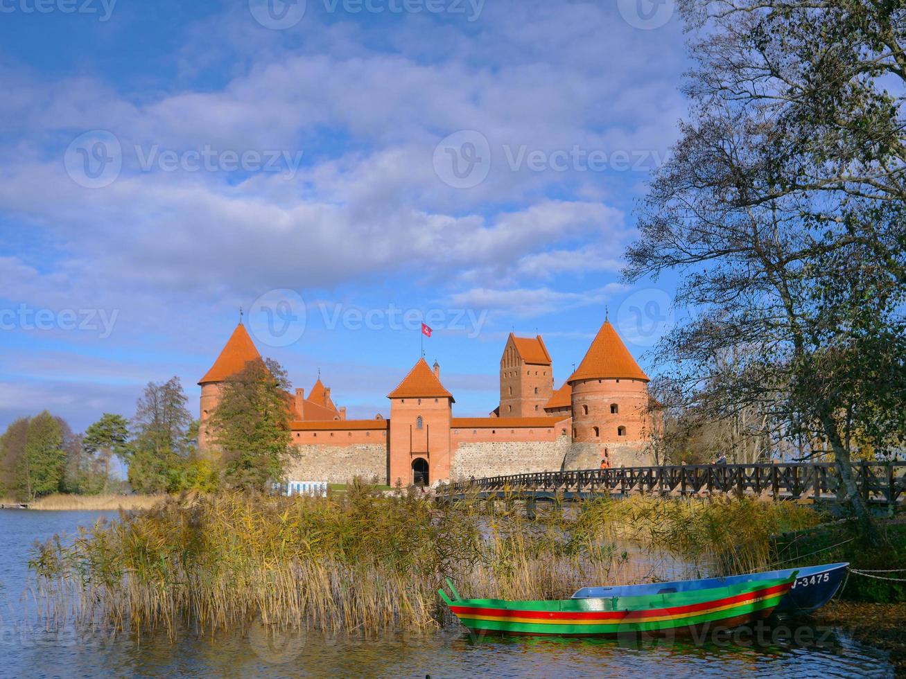 Trakai Castle bateau coloré pont en bois avant les portes, Lituanie photo