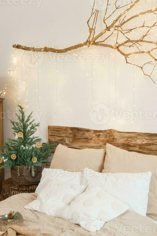 confortable intérieur décoré pour Noël dans scandinave style. vivre sapin des arbres décoré avec Naturel ornements fabriqué de séché des oranges photo