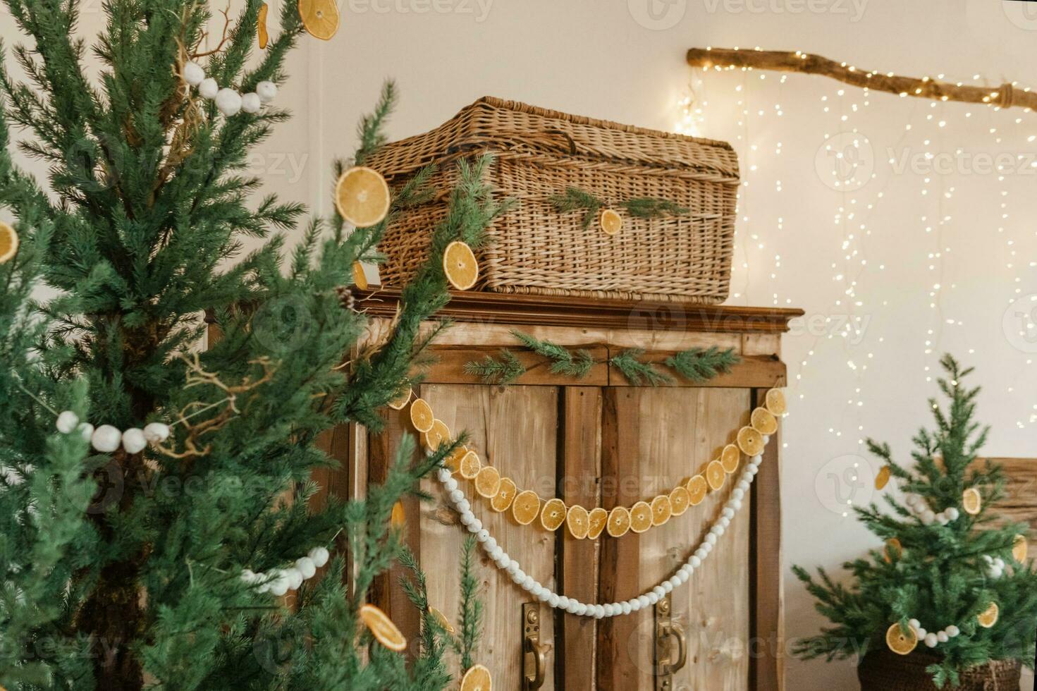 confortable intérieur décoré pour Noël dans scandinave style. vivre sapin des arbres décoré avec Naturel ornements fabriqué de séché des oranges photo