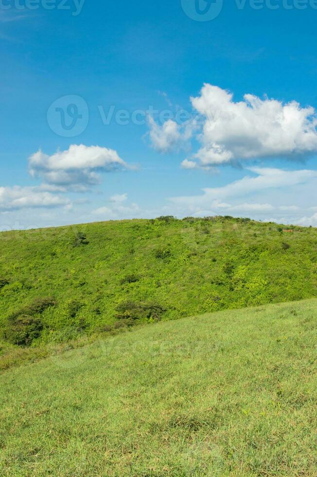 saleté route à le collines, image de une saleté route à le collines avec des nuages dans le Contexte photo