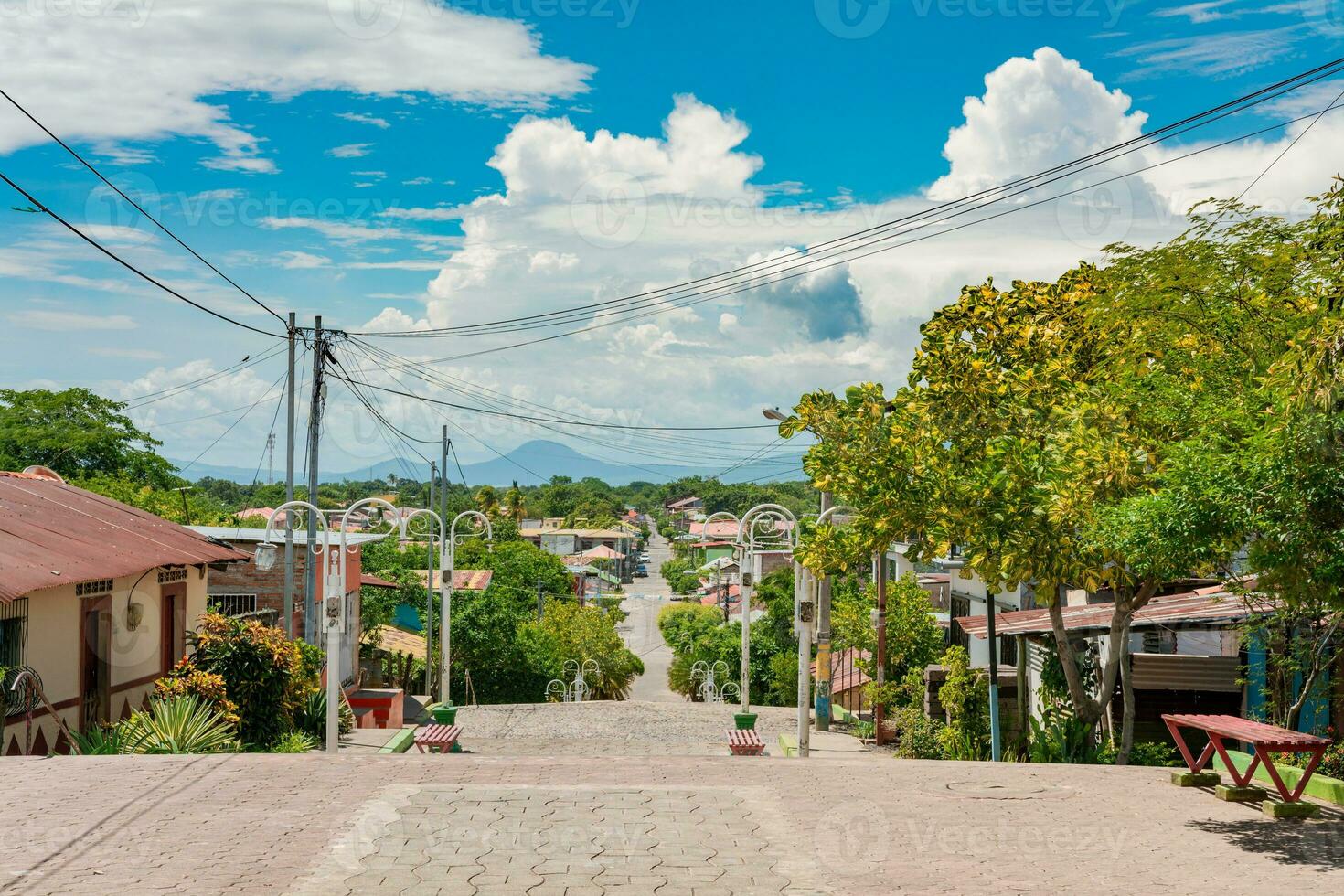 des rues de nagarot avec une vue de le momotombo volcan sur une ensoleillé journée. vue de le des rues de nagarot avec une vue de le momotombo volcan, Nicaragua photo