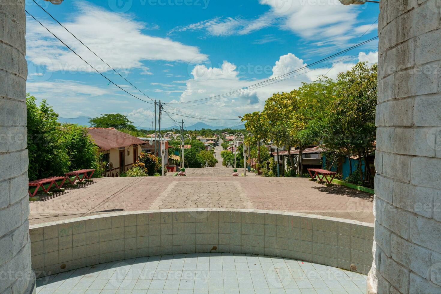 vue de le des rues de nagarot avec une vue de le momotombo volcan, Nicaragua. des rues de nagarot avec une vue de le momotombo volcan sur une ensoleillé journée photo