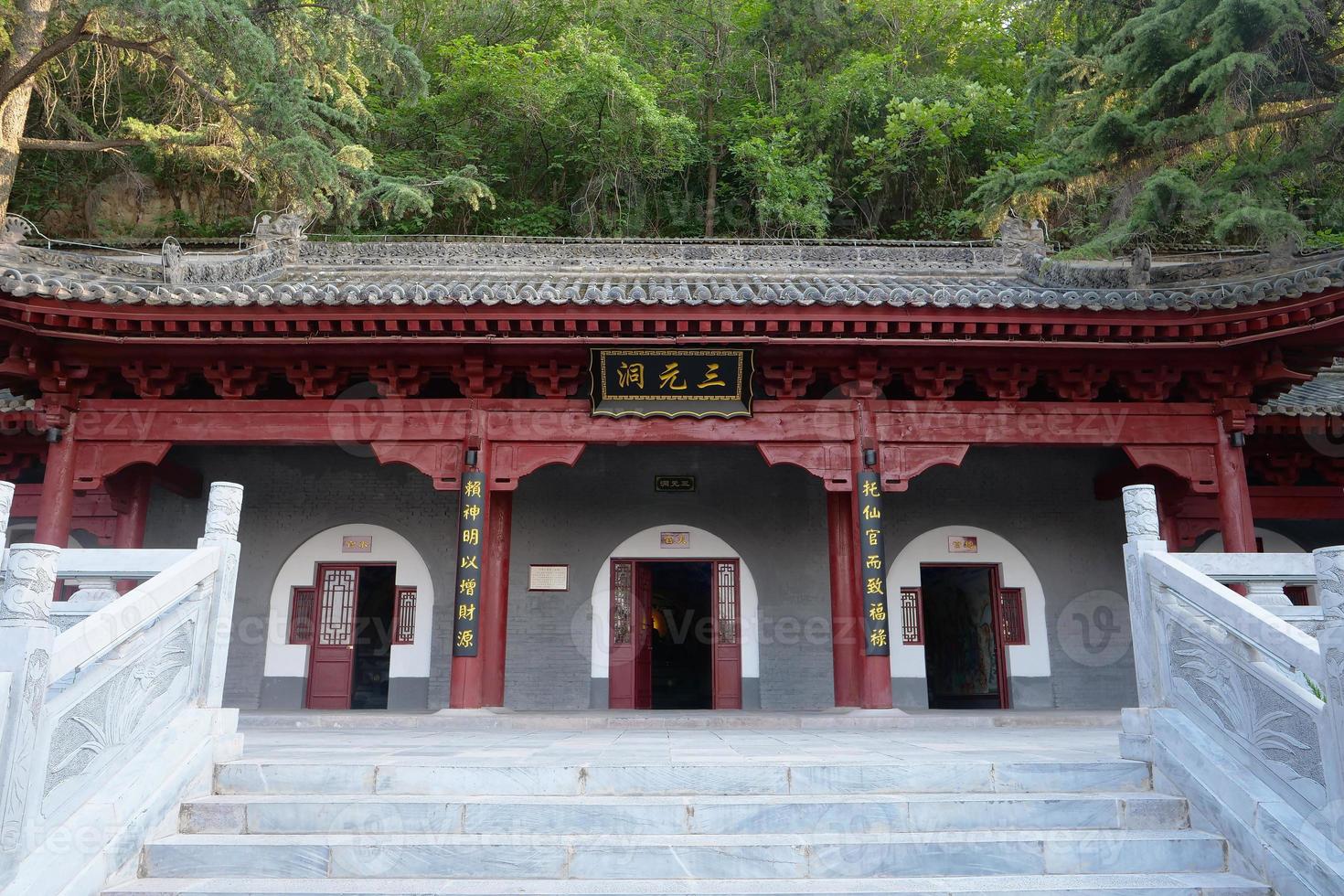 architecture du temple des grottes des trois dieux à li shan, xian chine photo