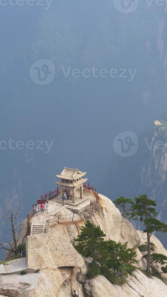 pavillon d'échecs au sommet de la montagne huashan, chine photo