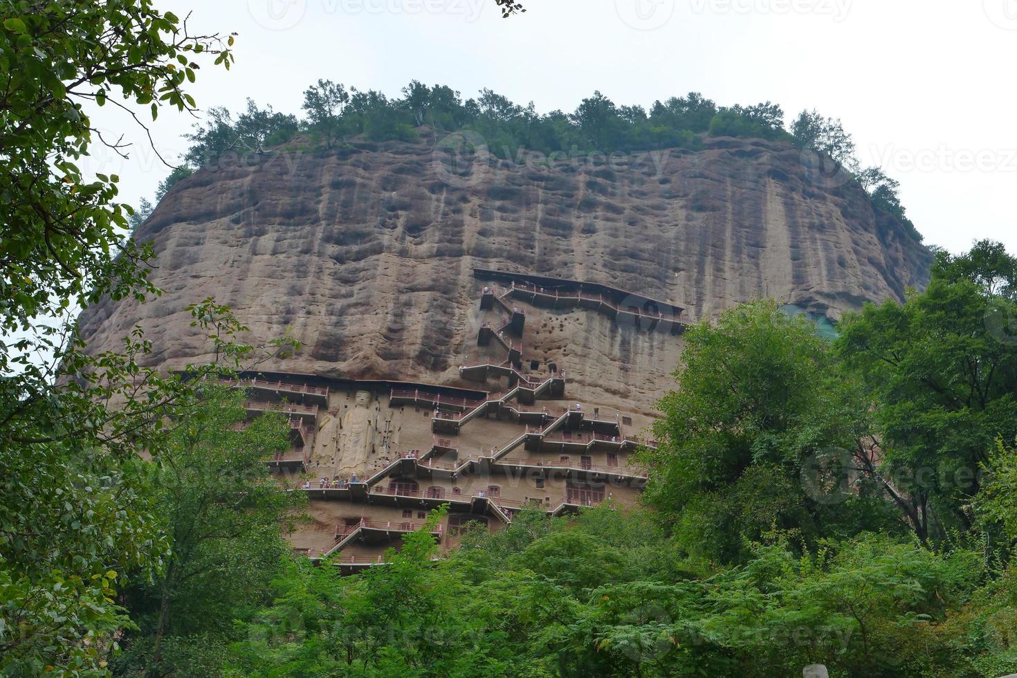 Complexe de temples-grottes de maijishan dans la ville de tianshui, province du gansu en chine. photo