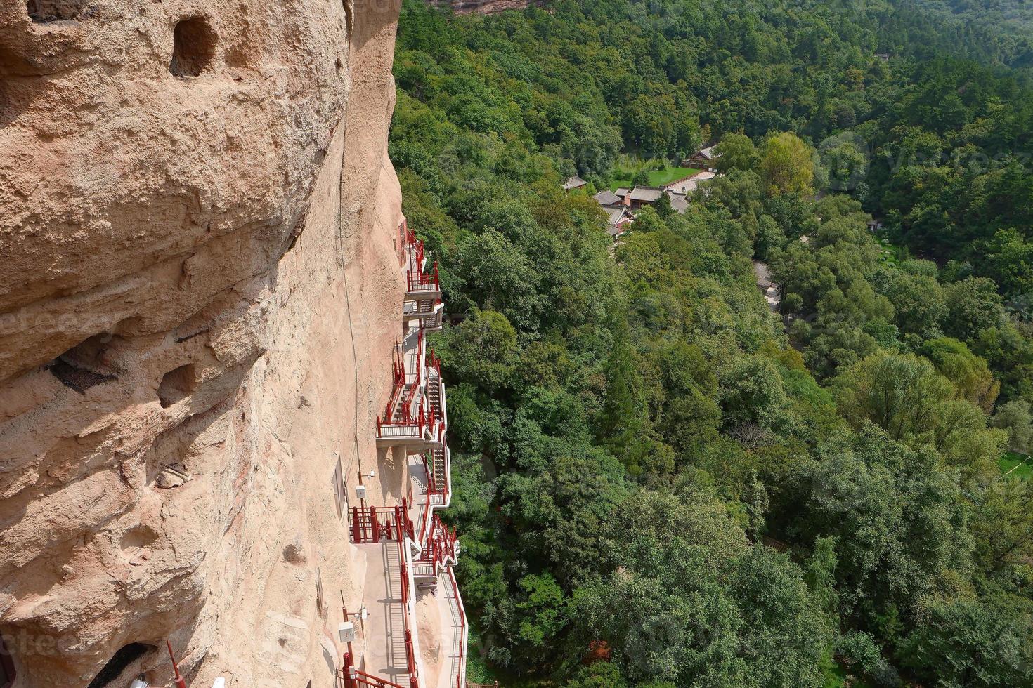 Complexe de temples-grottes de maijishan dans la ville de tianshui, province du gansu en chine. photo