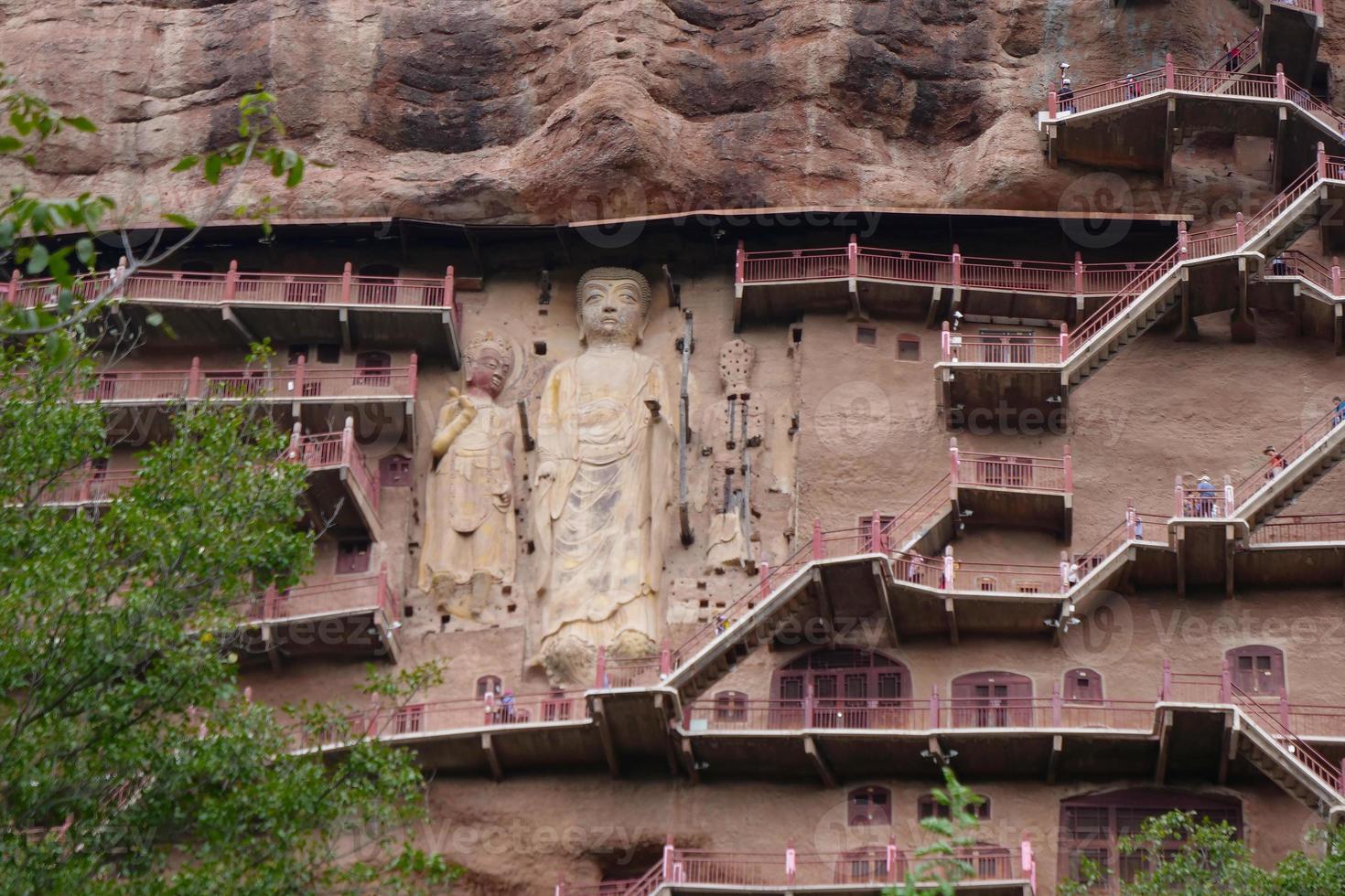 Complexe de temples-grottes de maijishan dans la ville de tianshui, province du gansu en chine. photo