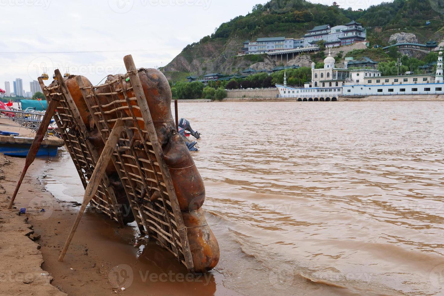Radeau en peau de mouton par la rivière jaune à Lanzhou Gansu Chine photo