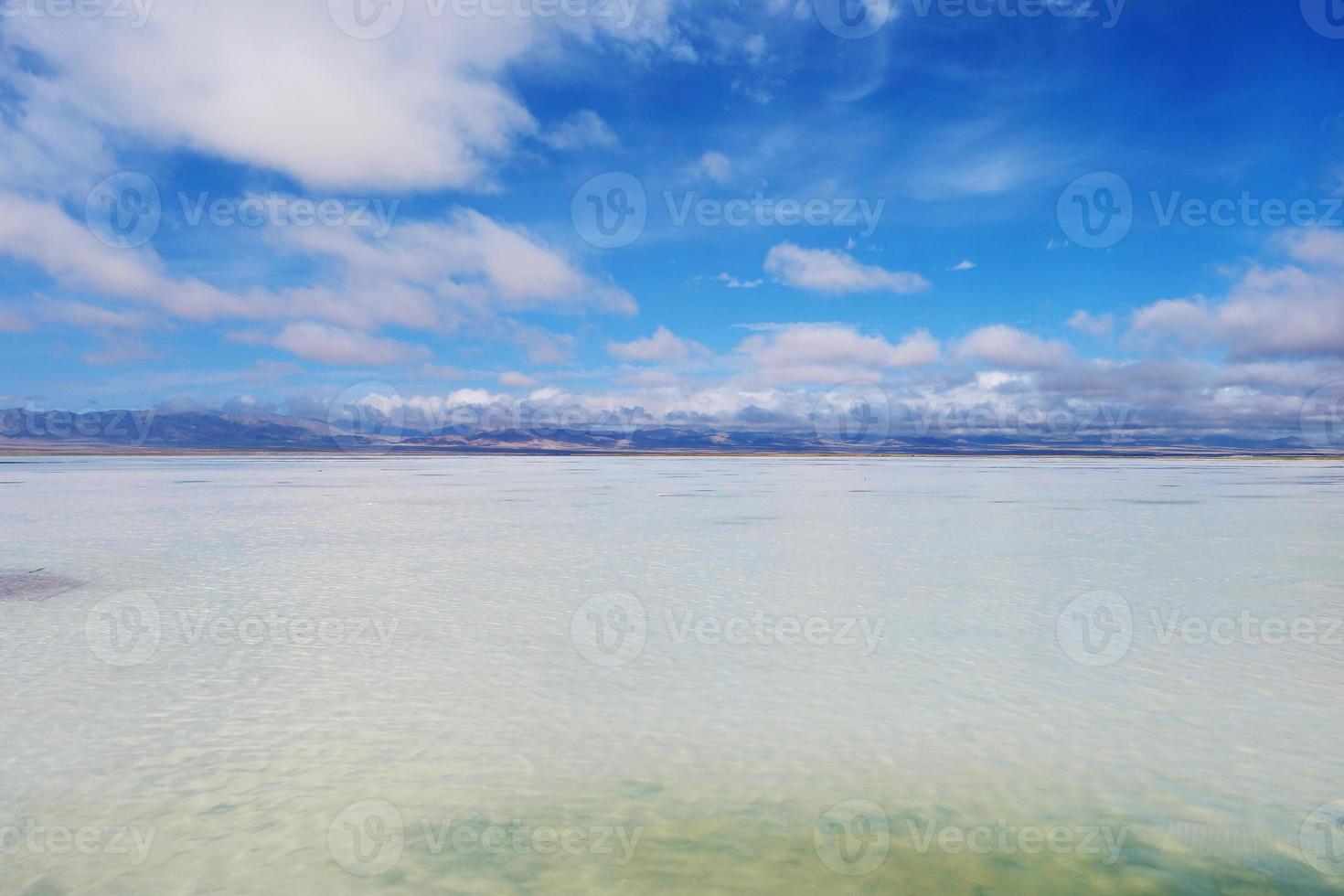 magnifique paysage majestueux du lac salé de caka au qinghai en chine photo