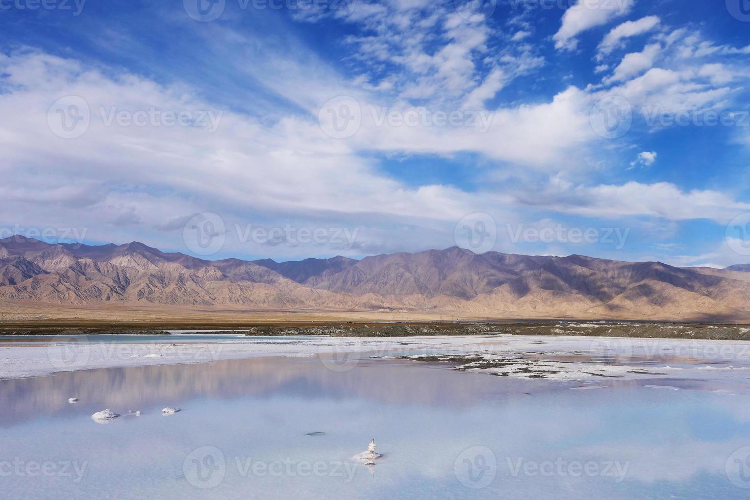 belle vue sur le paysage naturel du lac salé émeraude à qinghai en chine photo