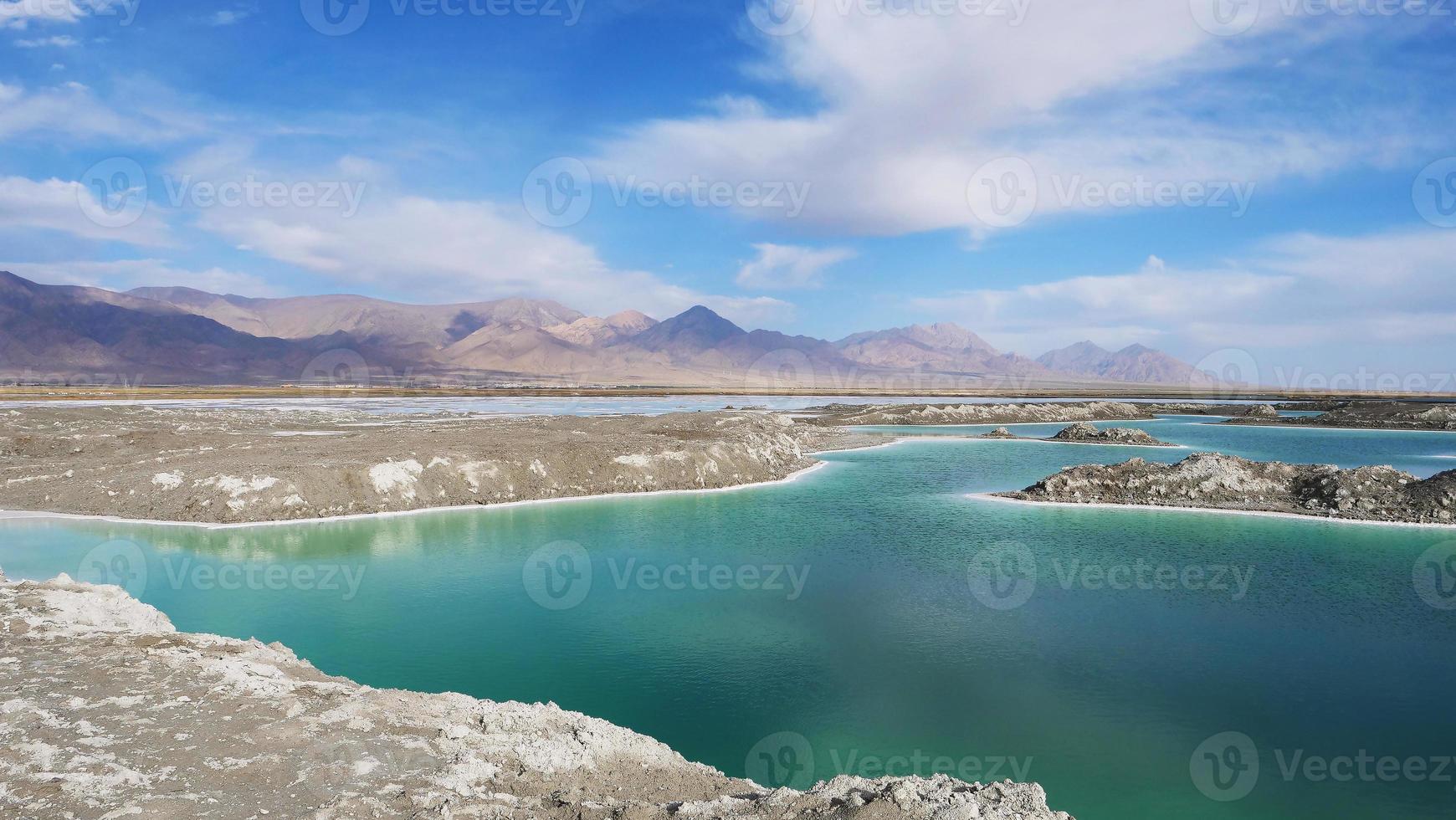 belle vue sur le paysage naturel du lac salé émeraude à qinghai en chine photo