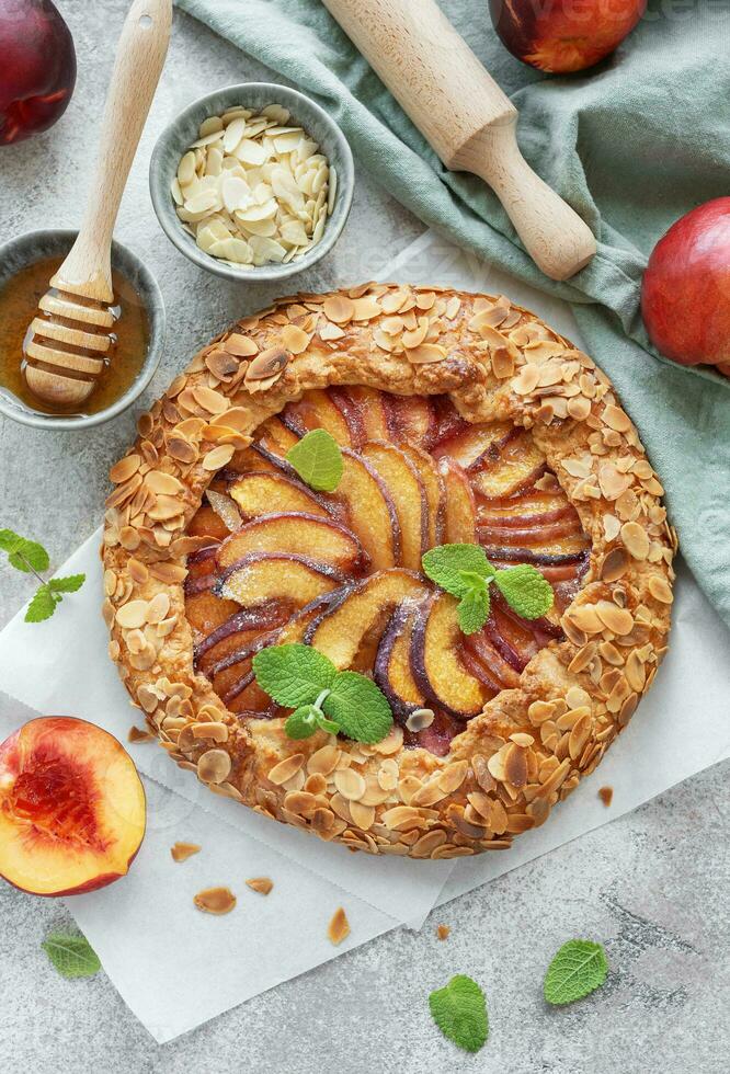 fait maison galette avec les pêches. photo