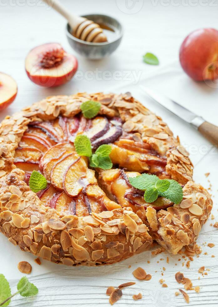 fait maison galette avec les pêches. photo